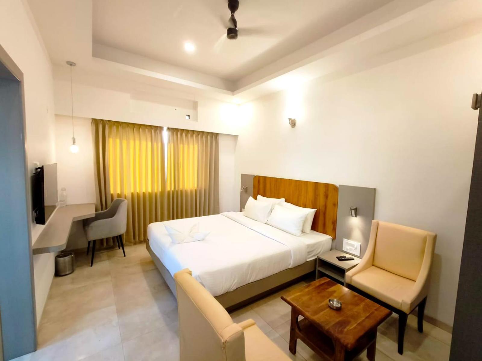 Hotel Gsr Tumkur エクステリア 写真